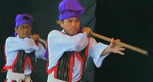 Okinawan kobudo with rokushakubo. The show opened with Okinawa taiko and martial arts.