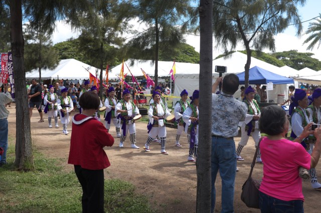 The shisa were followed by a paranku troupe.