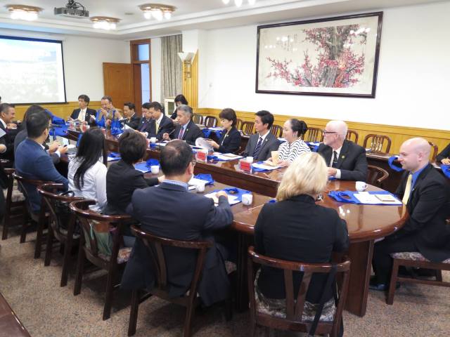 Governor and Study Hawaii delegation meeting with Dr. Liu Ming, President of South China Normal University and senior administrators from the university. South China Normal University traveled to Hawaii in September 2014 to sign Memorandum of Understandings with the University of Hawaii System and Kapiolani Community College and a Memorandum of Agreement with University of Hawaii at Manoa Shidler College of Business.