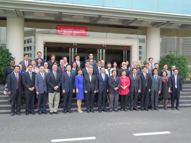 Governor and Study Hawaii delegation with Zhongshan City Mayor Chen Liangxian. Over 75% of Chinese in Hawaii trace their ancestral roots back to Zhongshan City.